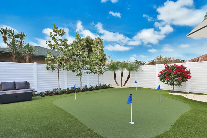 Professional grade putting green