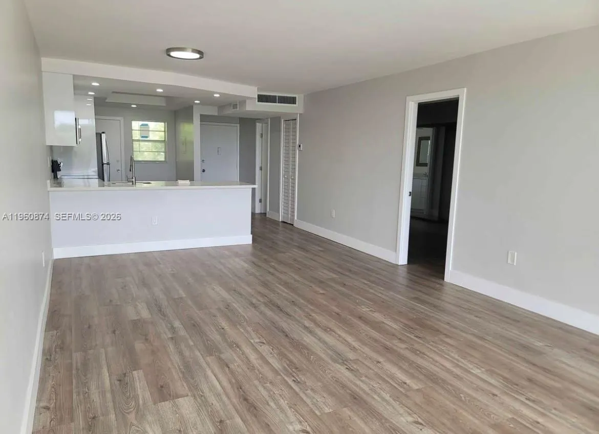1680 Ne 191st St 410-2, Miami, Florida 33179, Miami, Florida 33179, 1 Bedroom Bedrooms, ,1 BathroomBathrooms,Residential Lease,For Rent,1680 Ne 191st St 410-2, Miami, Florida 33179,A11960874