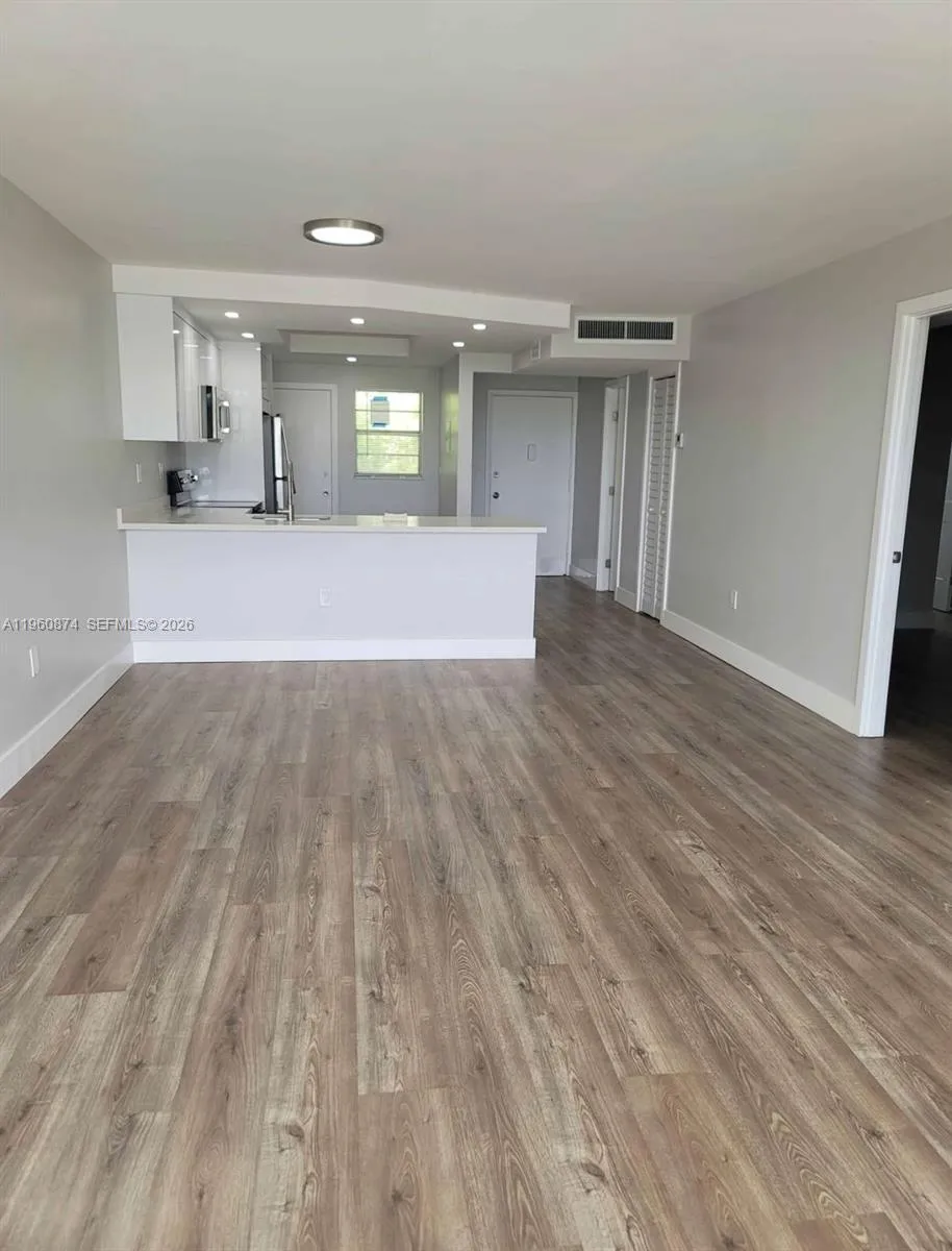1680 Ne 191st St 410-2, Miami, Florida 33179, Miami, Florida 33179, 1 Bedroom Bedrooms, ,1 BathroomBathrooms,Residential Lease,For Rent,1680 Ne 191st St 410-2, Miami, Florida 33179,A11960874