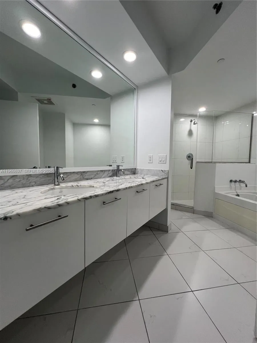 55 Se 6th St 2307, Miami, Florida 33131, Miami, Florida 33131, 2 Bedrooms Bedrooms, ,2 BathroomsBathrooms,Residential Lease,For Rent,55 Se 6th St 2307, Miami, Florida 33131,A11960897