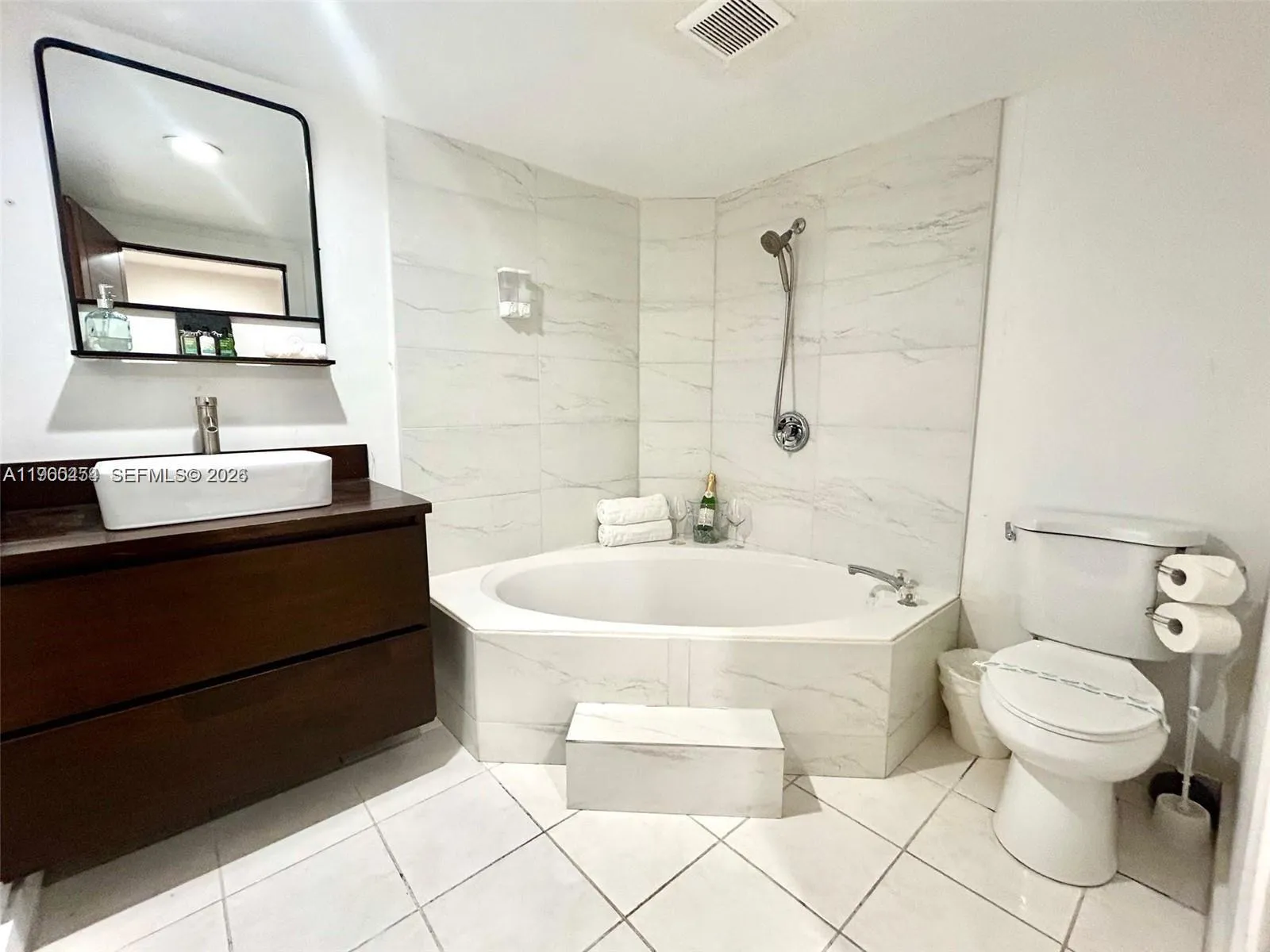 1531 Ne 35th St, Oakland Park, Florida 33334, Oakland Park, Florida 33334, 6 Bedrooms Bedrooms, ,5 BathroomsBathrooms,Residential,For Sale,1531 Ne 35th St, Oakland Park, Florida 33334,A11960454