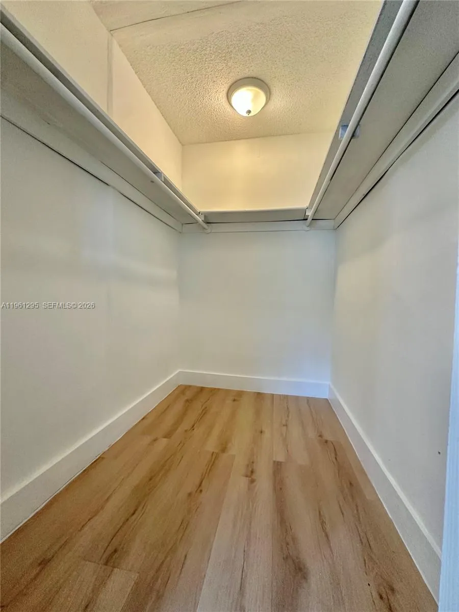 Walk-in-closet