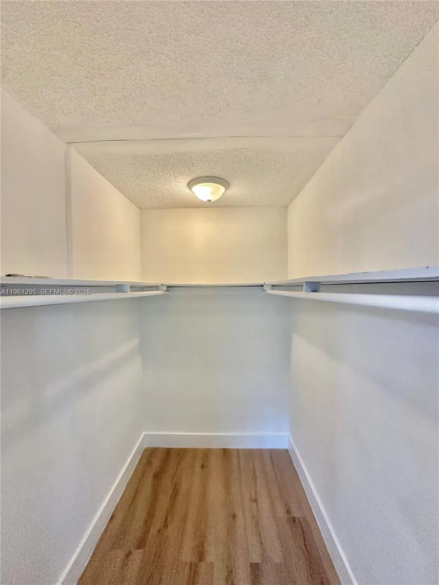 Walk-in-closet