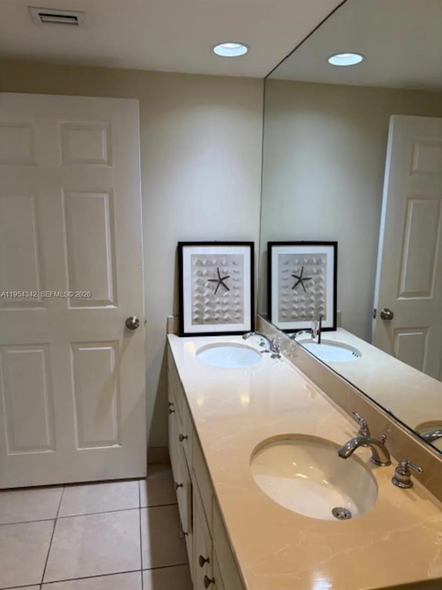 2000 N Bayshore Dr 1402, Miami, Florida 33137, Miami, Florida 33137, 3 Bedrooms Bedrooms, ,2 BathroomsBathrooms,Residential,For Sale,2000 N Bayshore Dr 1402, Miami, Florida 33137,A11954342