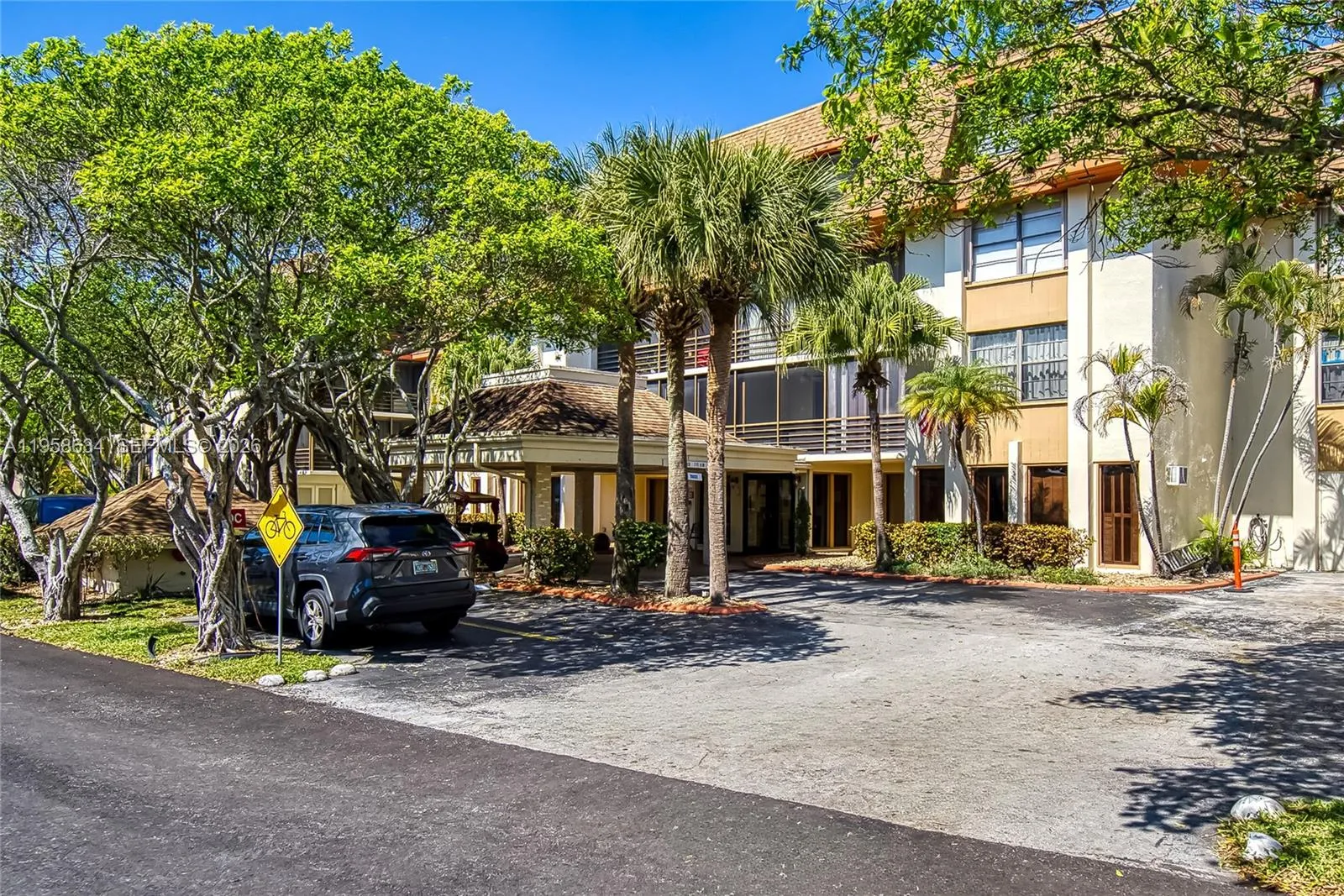 671 Ne 195th St 111e, Miami, Florida 33179, Miami, Florida 33179, 2 Bedrooms Bedrooms, ,2 BathroomsBathrooms,Residential,For Sale,671 Ne 195th St 111e, Miami, Florida 33179,A11958634