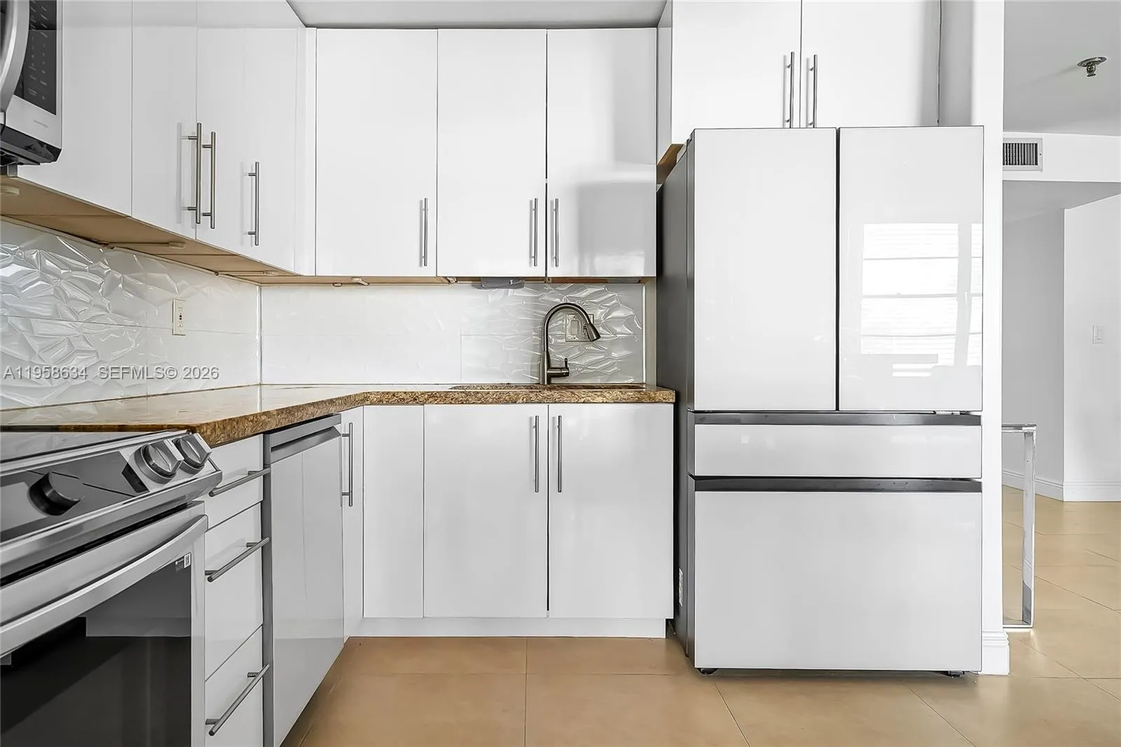 671 Ne 195th St 111e, Miami, Florida 33179, Miami, Florida 33179, 2 Bedrooms Bedrooms, ,2 BathroomsBathrooms,Residential,For Sale,671 Ne 195th St 111e, Miami, Florida 33179,A11958634