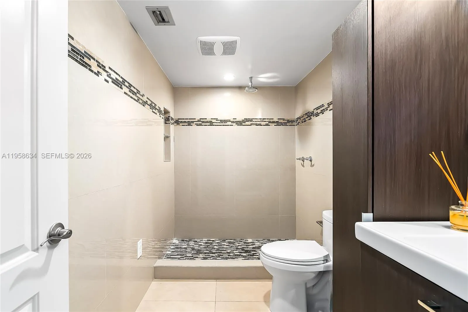 671 Ne 195th St 111e, Miami, Florida 33179, Miami, Florida 33179, 2 Bedrooms Bedrooms, ,2 BathroomsBathrooms,Residential,For Sale,671 Ne 195th St 111e, Miami, Florida 33179,A11958634