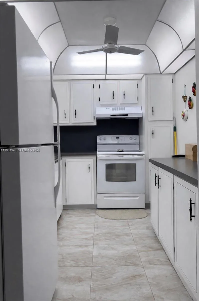 1300 Saint Charles Pl L22, Pembroke Pines, Florida, Pembroke Pines, Florida 33026, 1 Bedroom Bedrooms, ,2 BathroomsBathrooms,Residential,For Sale,1300 Saint Charles Pl L22, Pembroke Pines, Florida,A11961948