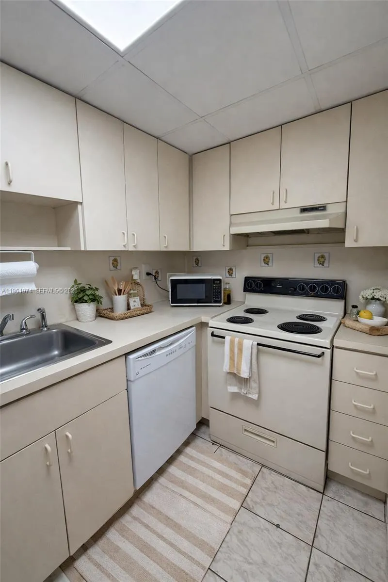 4855 Nw 7th St 409-6, Miami, Florida 33126, Miami, Florida 33126, 2 Bedrooms Bedrooms, ,2 BathroomsBathrooms,Residential Lease,For Rent,4855 Nw 7th St 409-6, Miami, Florida 33126,A11961974