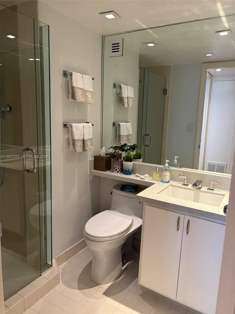 Miami, Florida 33131, 1 Bedroom Bedrooms, ,2 BathroomsBathrooms,Residential,For Sale,A11957375