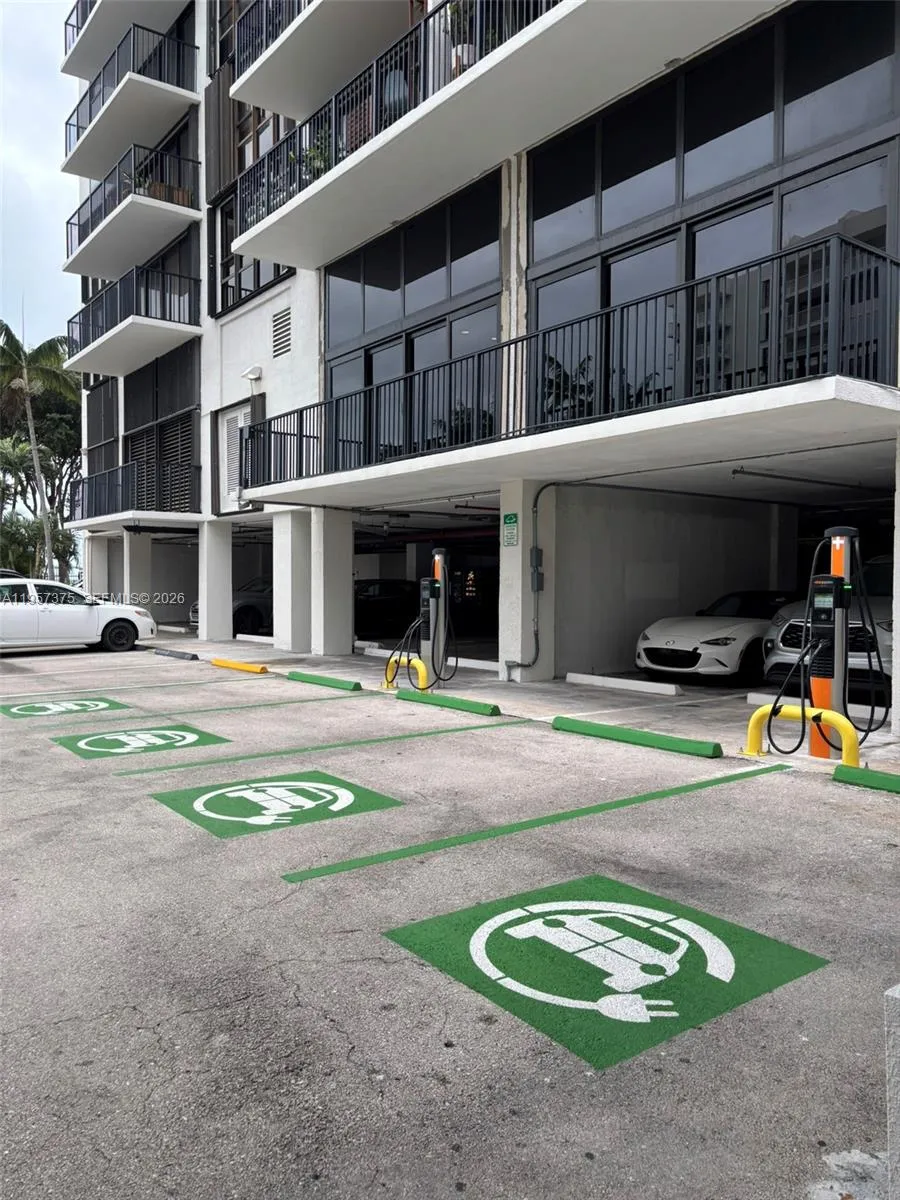 Miami, Florida 33131, 1 Bedroom Bedrooms, ,2 BathroomsBathrooms,Residential,For Sale,A11957375