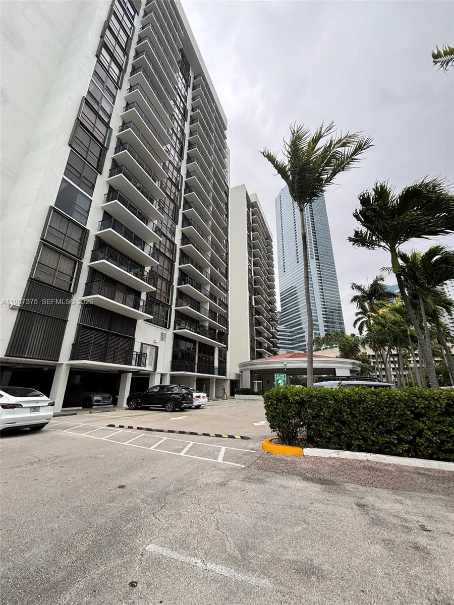 Miami, Florida 33131, 1 Bedroom Bedrooms, ,2 BathroomsBathrooms,Residential,For Sale,A11957375