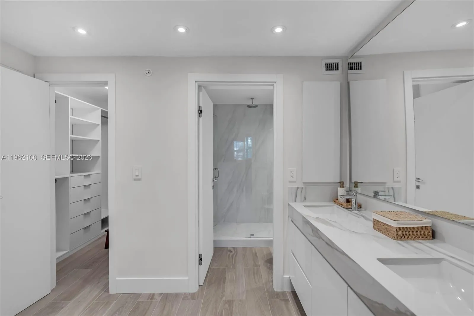 609 Ocean Dr 4g, Key Biscayne, Florida 33149, Key Biscayne, Florida 33149, 2 Bedrooms Bedrooms, ,2 BathroomsBathrooms,Residential Lease,For Rent,609 Ocean Dr 4g, Key Biscayne, Florida 33149,A11962100