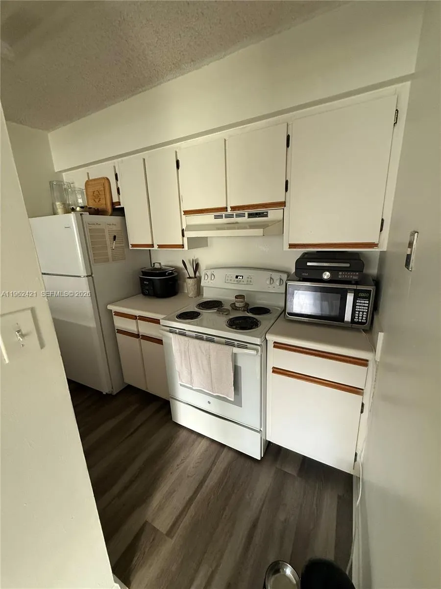 510 S Park Rd 10-14, Hollywood, Florida 33021, Hollywood, Florida 33021, 1 Bedroom Bedrooms, ,1 BathroomBathrooms,Residential,For Sale,510 S Park Rd 10-14, Hollywood, Florida 33021,A11962421