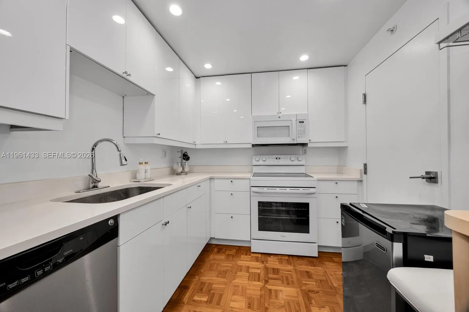 90 Edgewater Dr Ph25, Coral Gables, Florida 33133, Coral Gables, Florida 33133, 2 Bedrooms Bedrooms, ,2 BathroomsBathrooms,Residential,For Sale,90 Edgewater Dr Ph25, Coral Gables, Florida 33133,A11961433