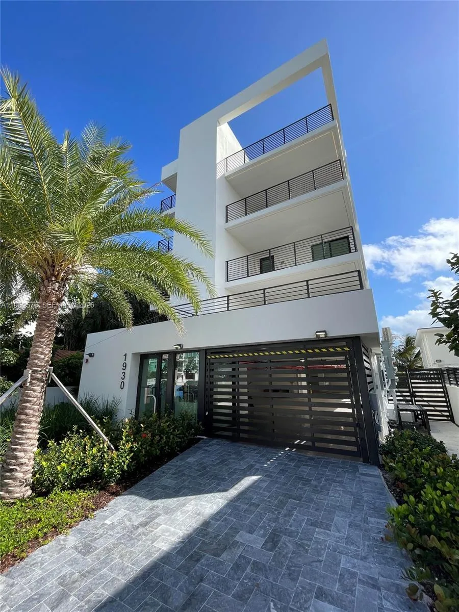 1930 Bay Dr Fith Level Un 0, Miami Beach, Florida, Miami Beach, Florida 33141, 3 Bedrooms Bedrooms, 8 Rooms Rooms,3 BathroomsBathrooms,Residential,For Sale,1930 Bay Dr Fith Level Un 0, Miami Beach, Florida ,A11962576