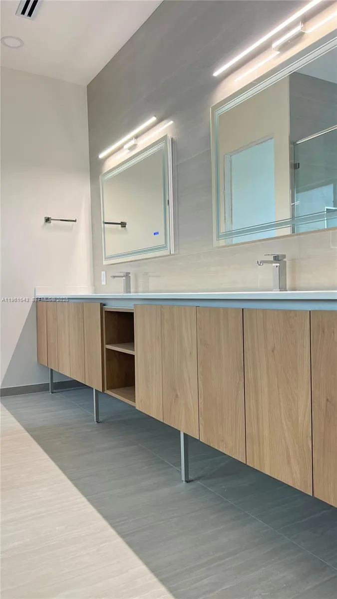 1700 Ne 18th St 0, Fort Lauderdale, Florida 33305, Fort Lauderdale, Florida 33305, 5 Bedrooms Bedrooms, ,4 BathroomsBathrooms,Residential Lease,For Rent,1700 Ne 18th St 0, Fort Lauderdale, Florida 33305,A11961643