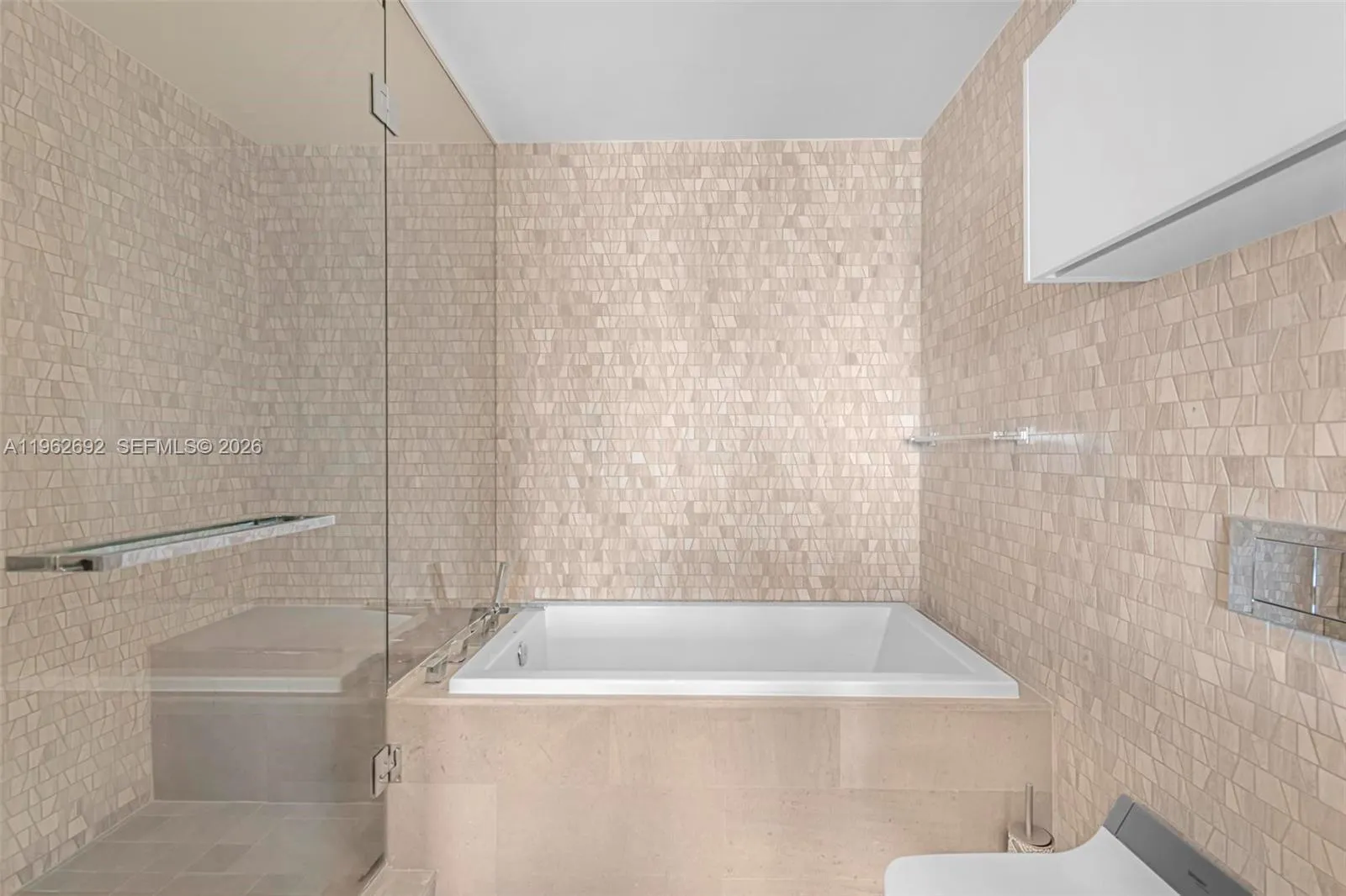 Separate bathtub and shower