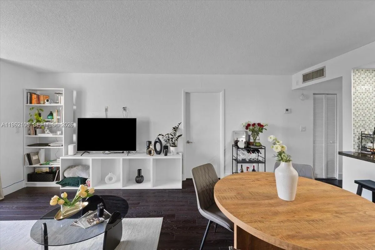 8075 Sw 107th Ave 221, Miami, Florida 33173, Miami, Florida 33173, 1 Bedroom Bedrooms, ,1 BathroomBathrooms,Residential Lease,For Rent,8075 Sw 107th Ave 221, Miami, Florida 33173,A11962106