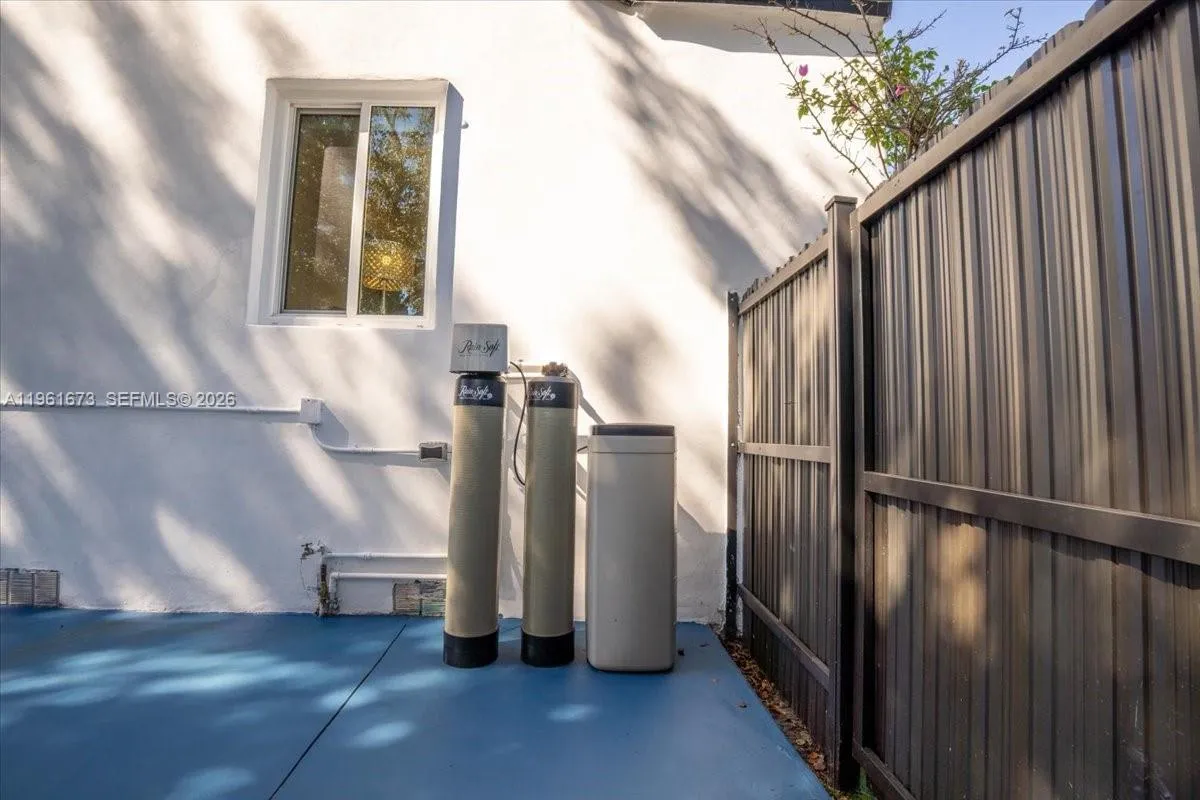 Reverse osmosis filter inside