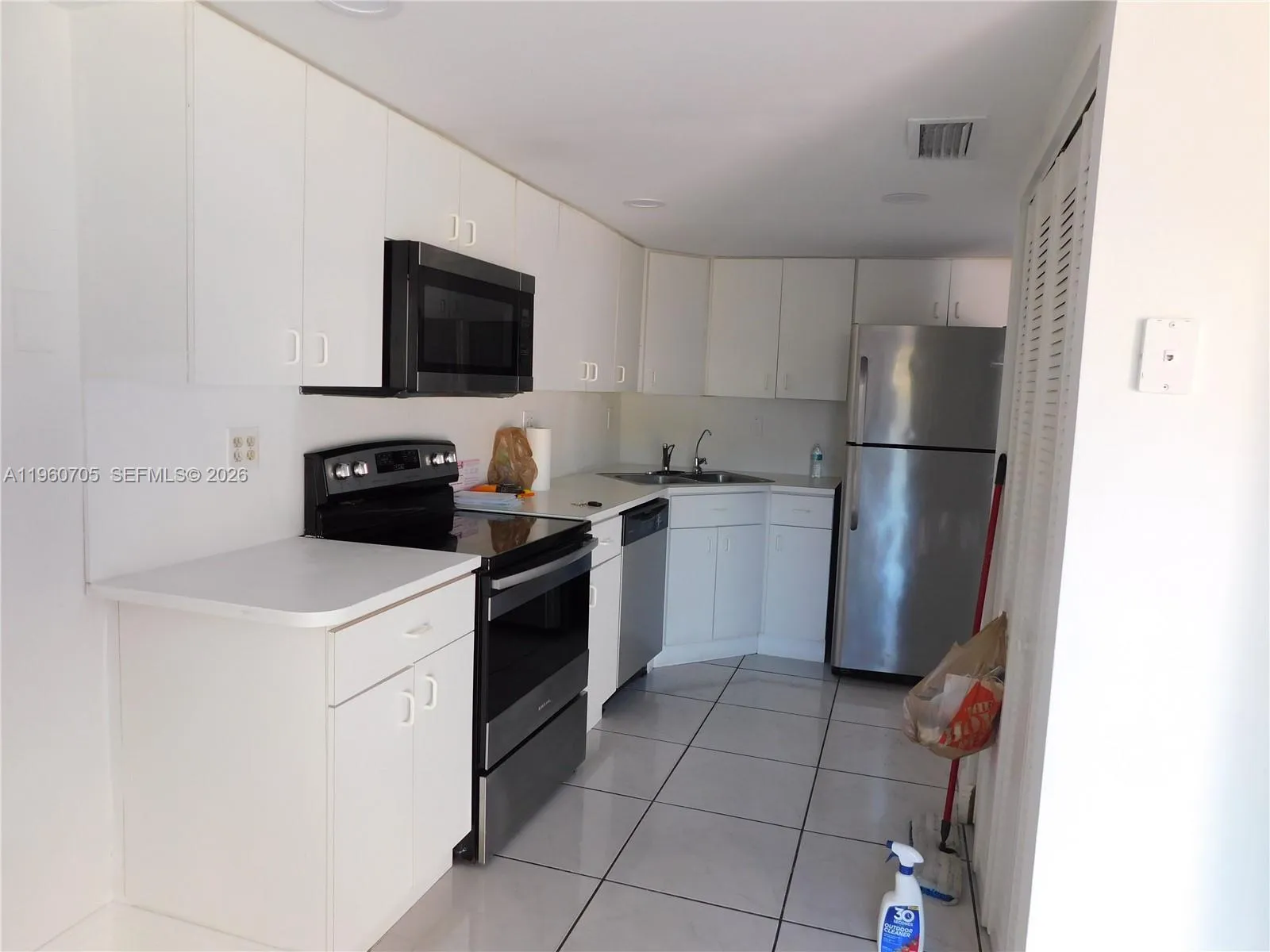 14211 Kendale Lakes Cir 14211, Miami, Florida 3318, Miami, Florida 33183, 3 Bedrooms Bedrooms, ,2 BathroomsBathrooms,Residential Lease,For Rent,14211 Kendale Lakes Cir 14211, Miami, Florida 3318,A11960705