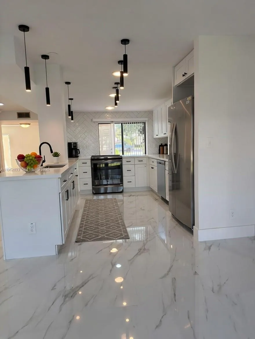 9719 N New River Canal Rd 308, Plantation, Florida, Plantation, Florida 33324, 3 Bedrooms Bedrooms, ,2 BathroomsBathrooms,Residential,For Sale,9719 N New River Canal Rd 308, Plantation, Florida,A11962893