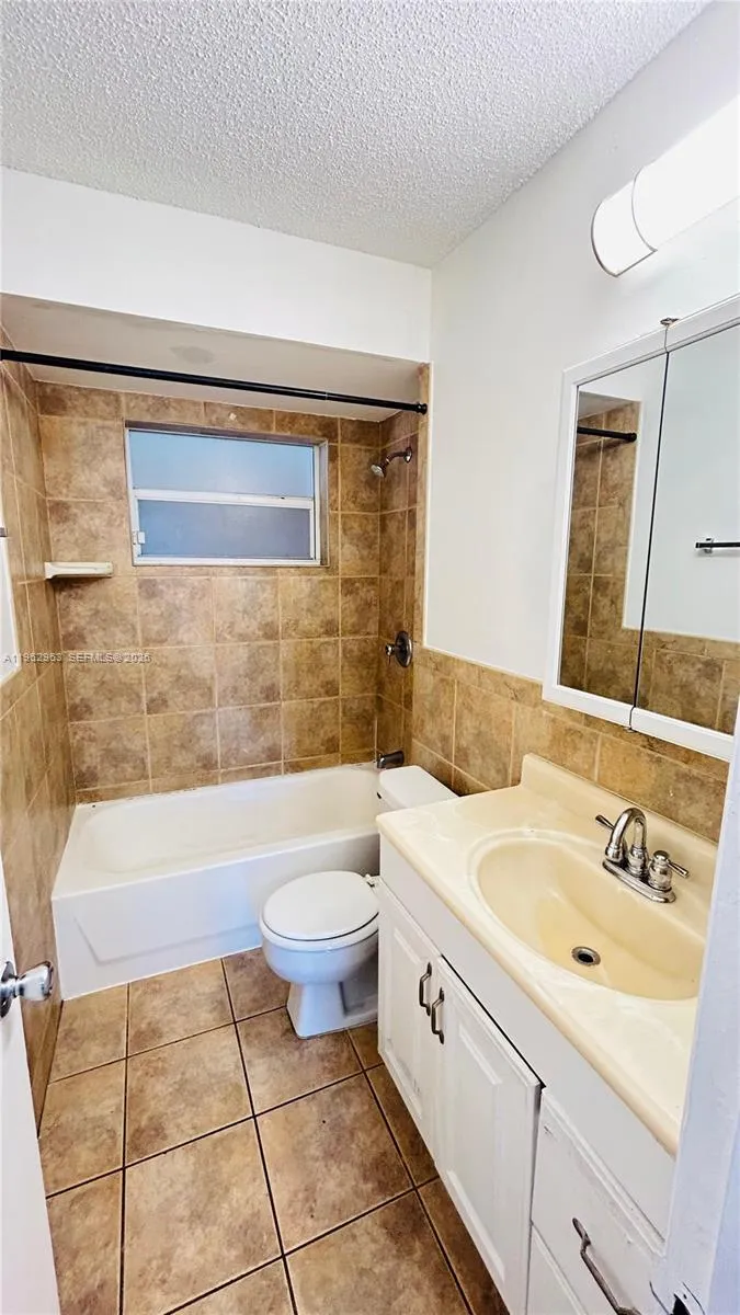 978 Sw 10th Dr 15, Pompano Beach, Florida 33060, Pompano Beach, Florida 33060, 1 Bedroom Bedrooms, ,1 BathroomBathrooms,Residential Lease,For Rent,978 Sw 10th Dr 15, Pompano Beach, Florida 33060,A11962963