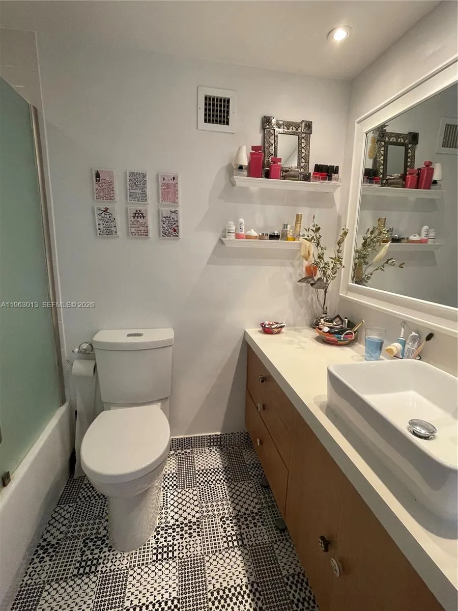 1200 West Ave 1418, Miami Beach, Florida 33139, Miami Beach, Florida 33139, 1 Bedroom Bedrooms, ,1 BathroomBathrooms,Residential,For Sale,1200 West Ave 1418, Miami Beach, Florida 33139,A11963013