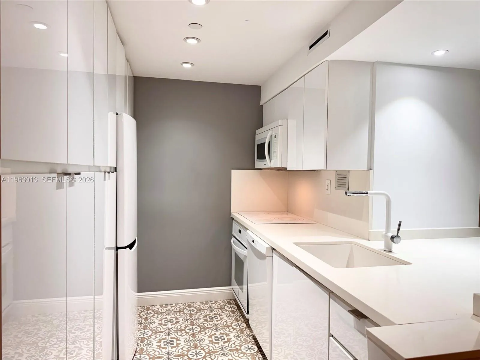 1200 West Ave 1418, Miami Beach, Florida 33139, Miami Beach, Florida 33139, 1 Bedroom Bedrooms, ,1 BathroomBathrooms,Residential,For Sale,1200 West Ave 1418, Miami Beach, Florida 33139,A11963013