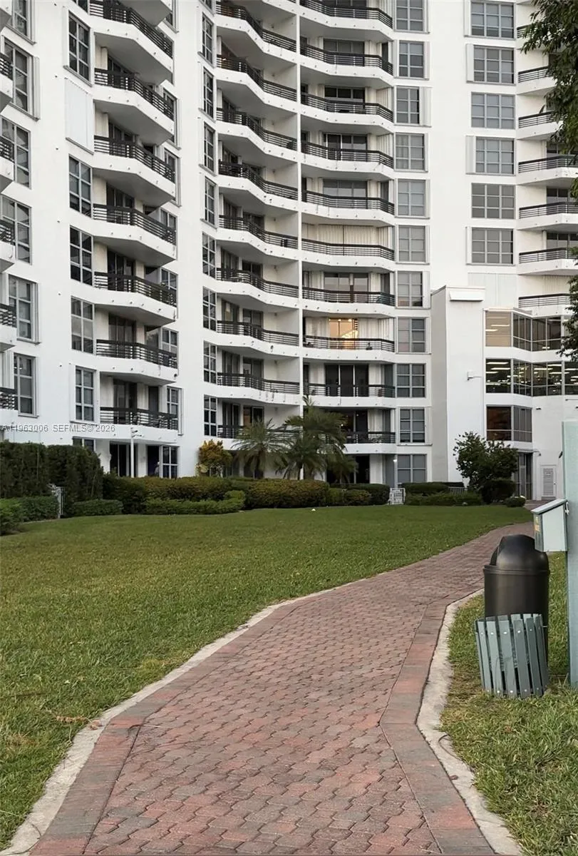 Aventura, Florida 33180, 2 Bedrooms Bedrooms, ,2 BathroomsBathrooms,Residential,For Sale,A11963006