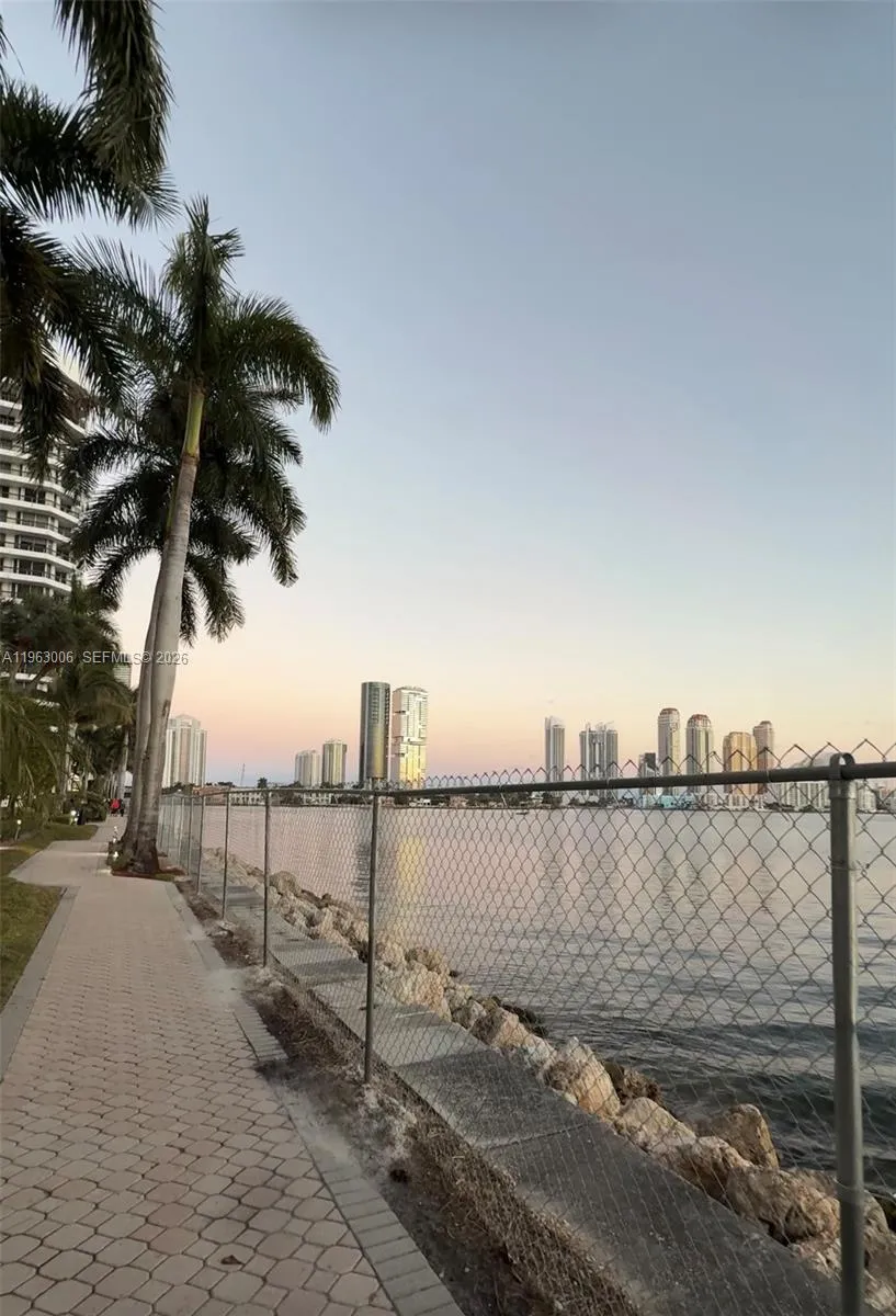 Aventura, Florida 33180, 2 Bedrooms Bedrooms, ,2 BathroomsBathrooms,Residential,For Sale,A11963006