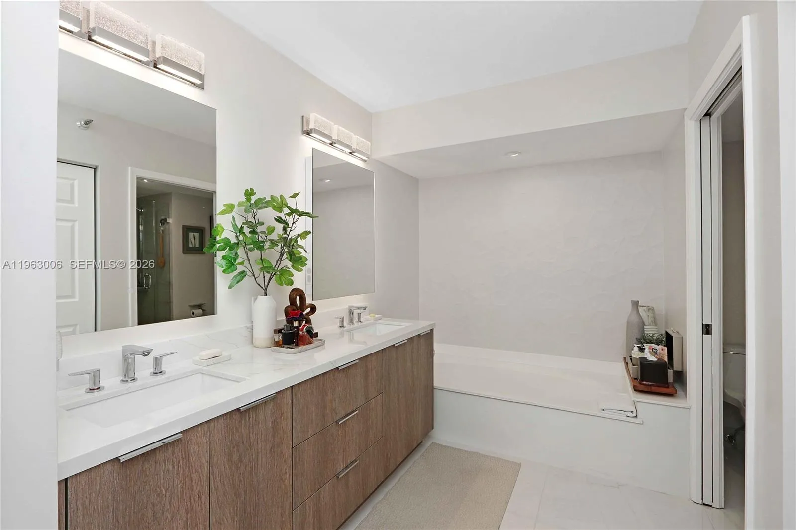 Aventura, Florida 33180, 2 Bedrooms Bedrooms, ,2 BathroomsBathrooms,Residential,For Sale,A11963006