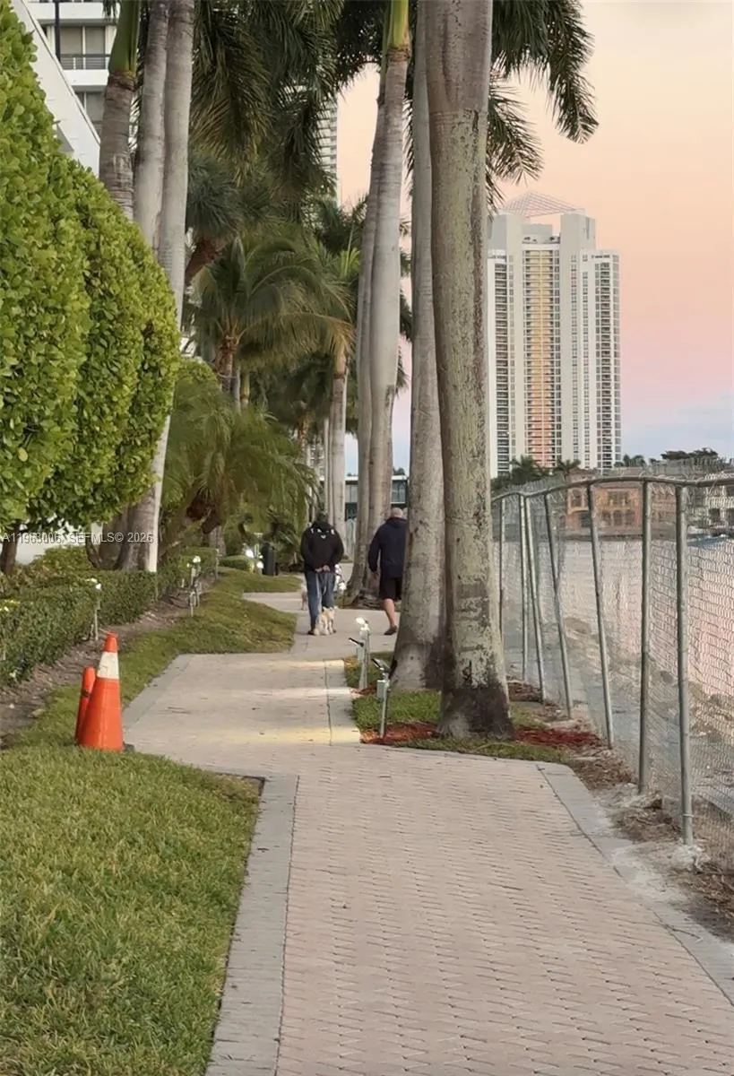 Aventura, Florida 33180, 2 Bedrooms Bedrooms, ,2 BathroomsBathrooms,Residential,For Sale,A11963006