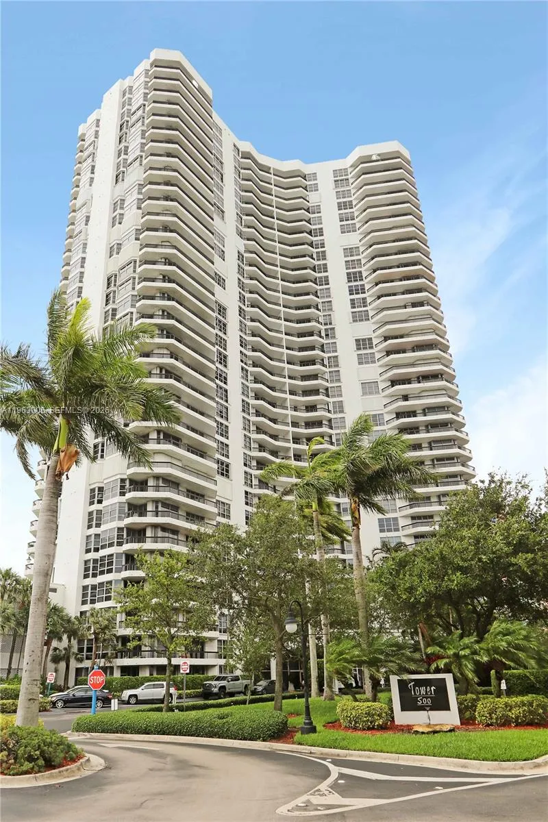 Aventura, Florida 33180, 2 Bedrooms Bedrooms, ,2 BathroomsBathrooms,Residential,For Sale,A11963006