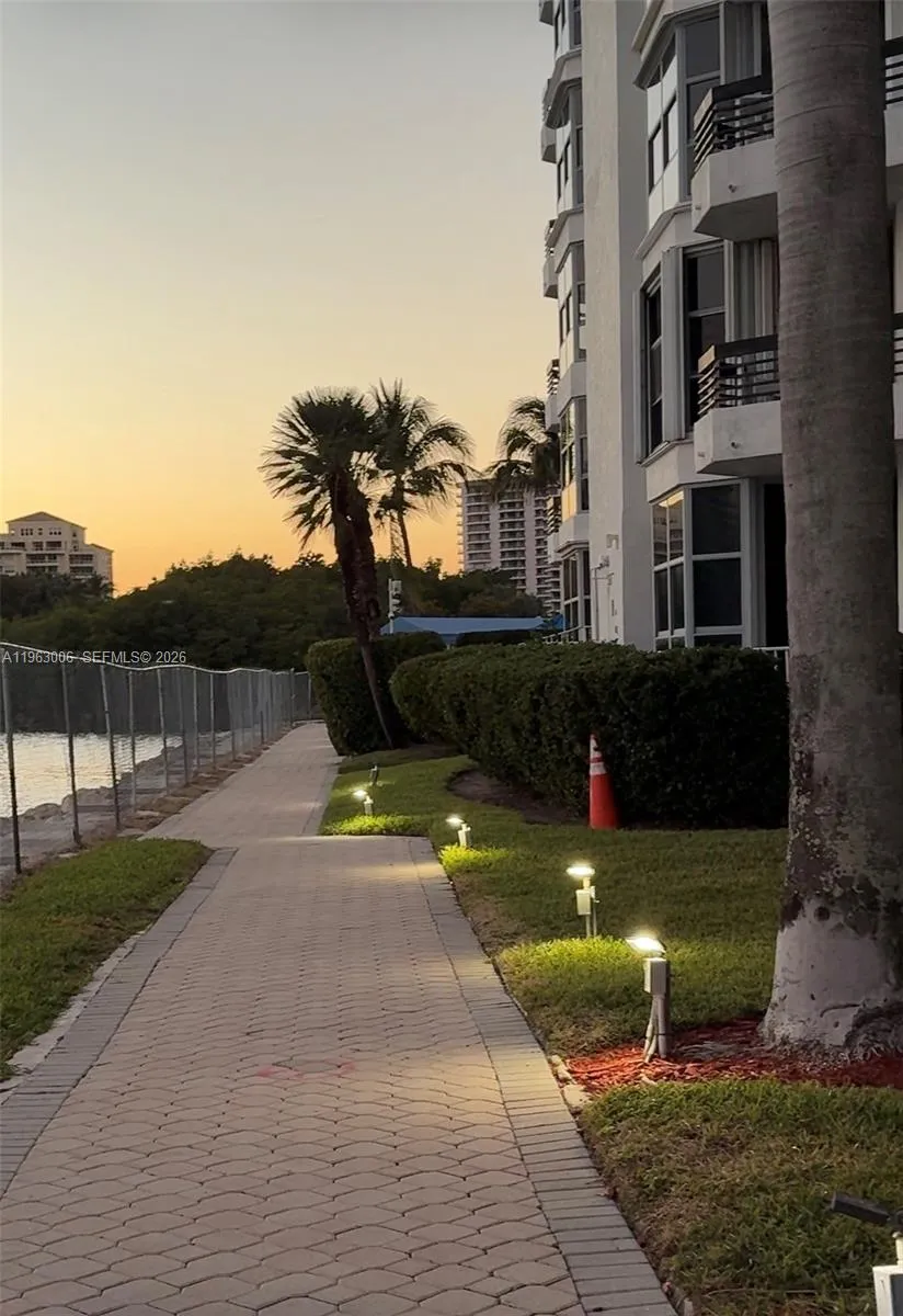 Aventura, Florida 33180, 2 Bedrooms Bedrooms, ,2 BathroomsBathrooms,Residential,For Sale,A11963006