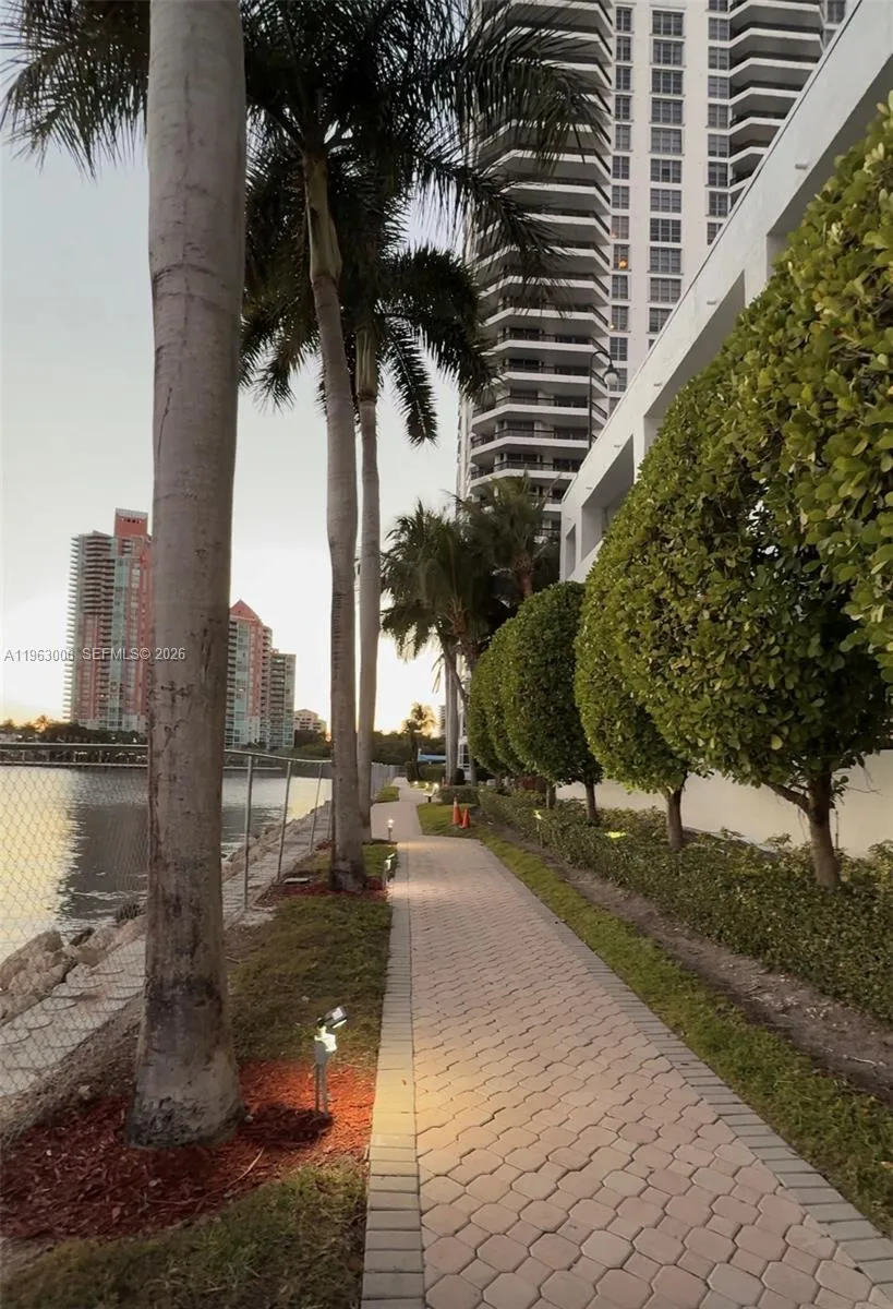 Aventura, Florida 33180, 2 Bedrooms Bedrooms, ,2 BathroomsBathrooms,Residential,For Sale,A11963006
