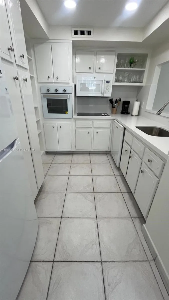 Hollywood, Florida 33019, 2 Bedrooms Bedrooms, ,2 BathroomsBathrooms,Residential Lease,For Rent,A11962971