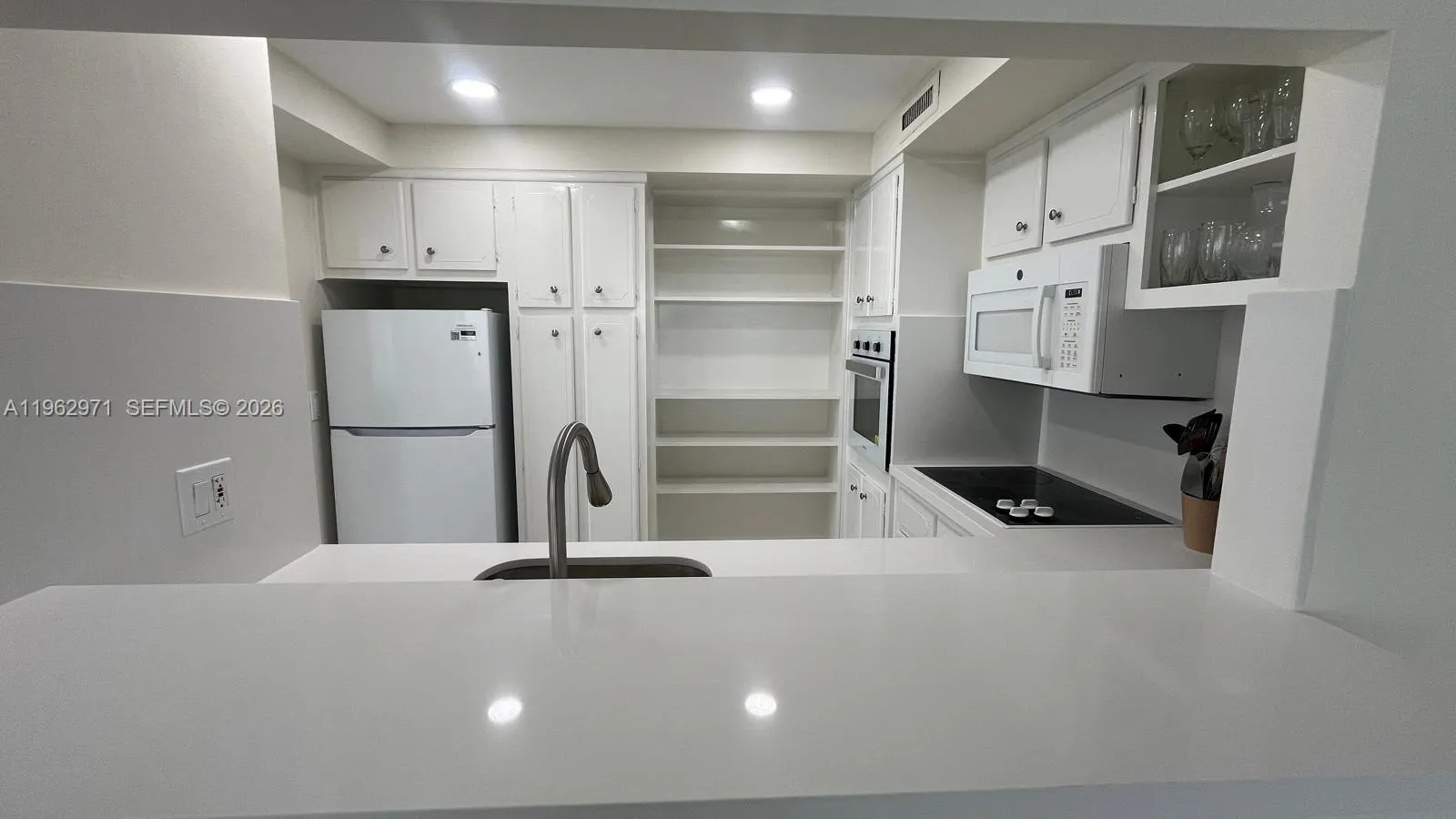 Hollywood, Florida 33019, 2 Bedrooms Bedrooms, ,2 BathroomsBathrooms,Residential Lease,For Rent,A11962971