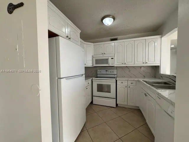 8075 Nw 7th St 501, Miami, Florida 33126, Miami, Florida 33126, 2 Bedrooms Bedrooms, ,2 BathroomsBathrooms,Residential Lease,For Rent,8075 Nw 7th St 501, Miami, Florida 33126,A11954071