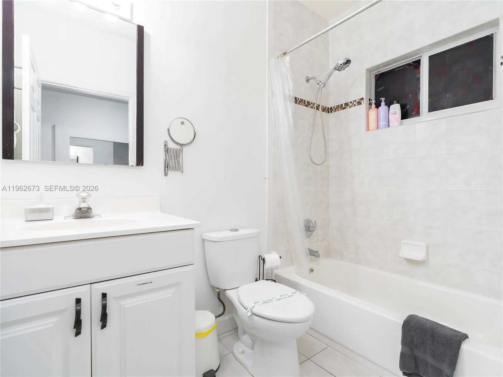 2nd floor Guest Apartment Bathroom