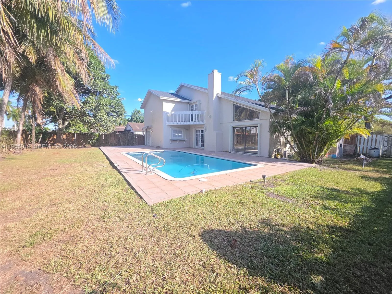Large pool backyard and pool.\n