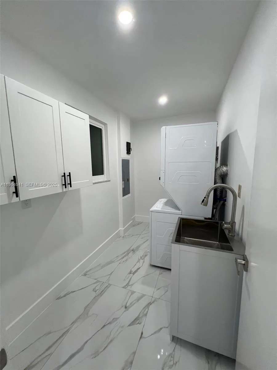 424 La Villa Dr 1, Miami Springs, Florida 33166, Miami Springs, Florida 33166, 3 Bedrooms Bedrooms, ,2 BathroomsBathrooms,Residential Lease,For Rent,424 La Villa Dr 1, Miami Springs, Florida 33166,A11964041