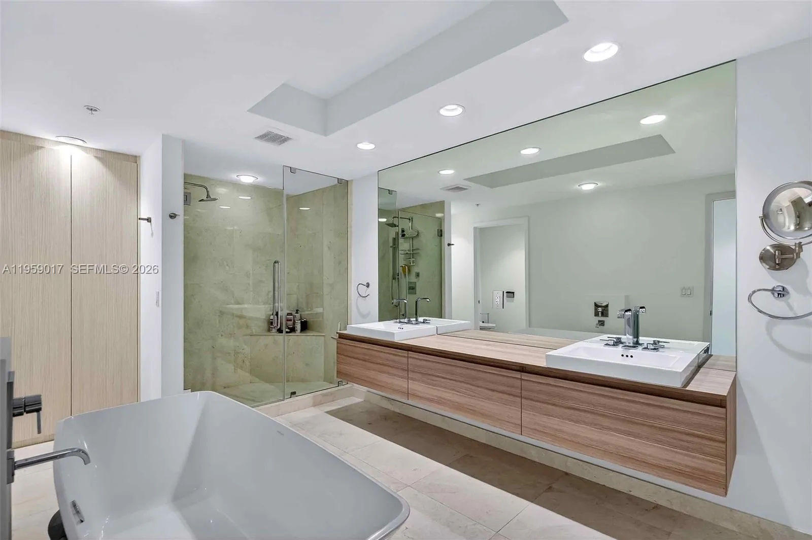 17111 Biscayne Blvd 706, North Miami Beach, Florid, North Miami Beach, Florida 33160, 3 Bedrooms Bedrooms, ,3 BathroomsBathrooms,Residential,For Sale,17111 Biscayne Blvd 706, North Miami Beach, Florid,A11959017