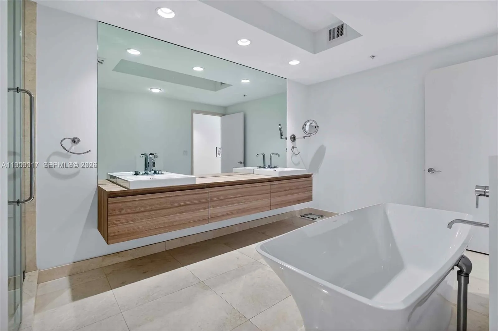 17111 Biscayne Blvd 706, North Miami Beach, Florid, North Miami Beach, Florida 33160, 3 Bedrooms Bedrooms, ,3 BathroomsBathrooms,Residential,For Sale,17111 Biscayne Blvd 706, North Miami Beach, Florid,A11959017