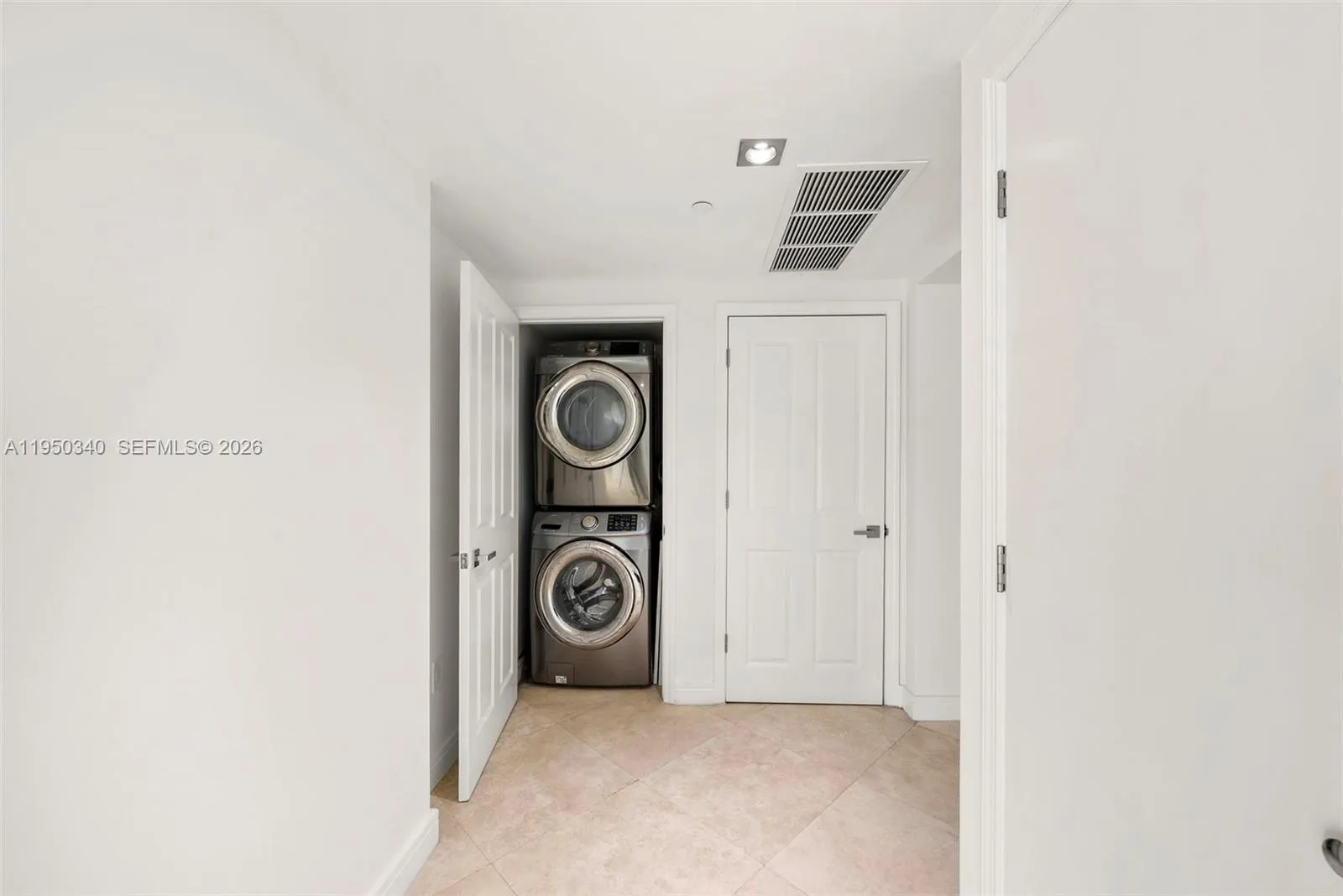 500 Brickell Ave 2901, Miami, Florida 33131, Miami, Florida 33131, 3 Bedrooms Bedrooms, ,3 BathroomsBathrooms,Residential,For Sale,500 Brickell Ave 2901, Miami, Florida 33131,A11950340