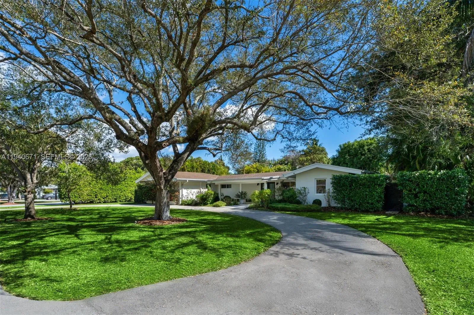 Spacious circular driveway