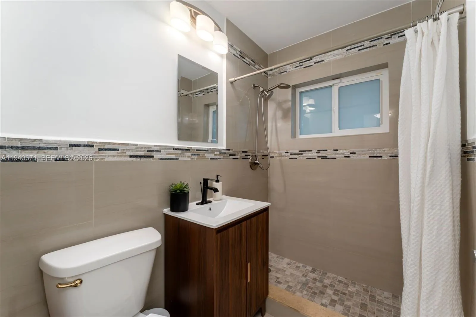 Bathroom for 2nd & 3rd bdrm