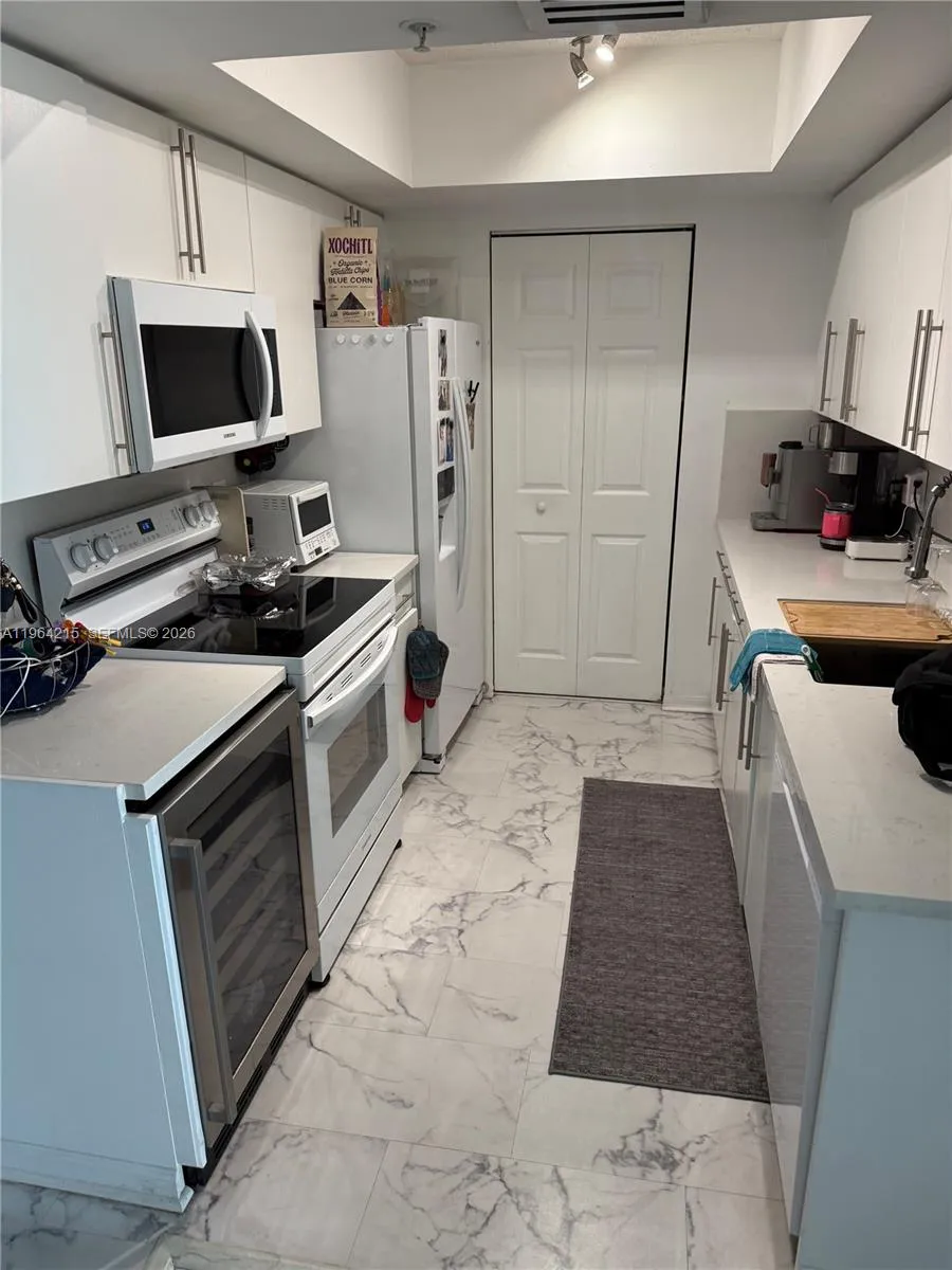 Miami Beach, Florida 33139, 1 Bedroom Bedrooms, ,1 BathroomBathrooms,Residential,For Sale,A11964215