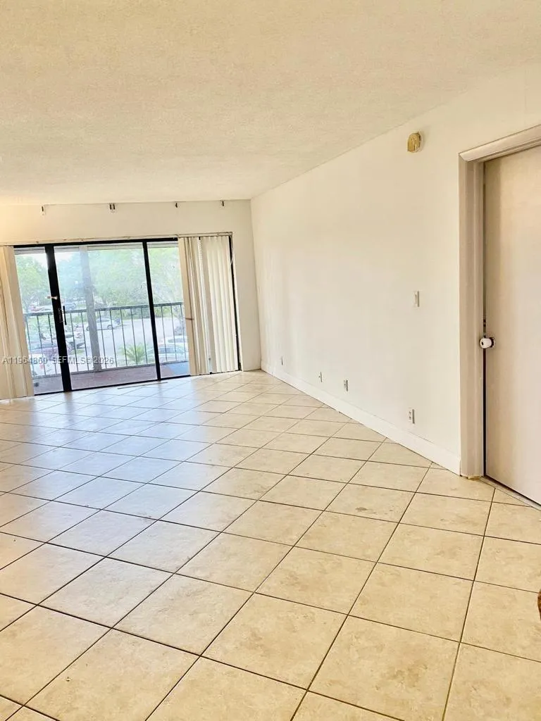 240 Lakeview Dr 306, Weston, Florida 33326, Weston, Florida 33326, 2 Bedrooms Bedrooms, ,2 BathroomsBathrooms,Residential Lease,For Rent,240 Lakeview Dr 306, Weston, Florida 33326,A11964860