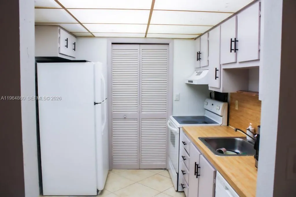 240 Lakeview Dr 306, Weston, Florida 33326, Weston, Florida 33326, 2 Bedrooms Bedrooms, ,2 BathroomsBathrooms,Residential Lease,For Rent,240 Lakeview Dr 306, Weston, Florida 33326,A11964860
